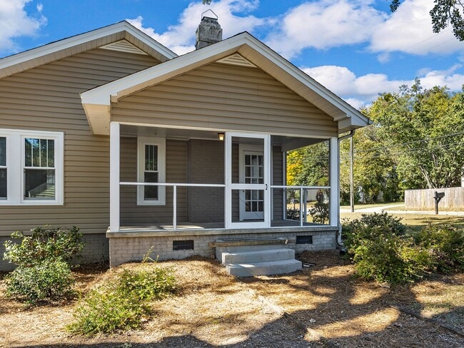 Building Photo - Spacious 3 BR, 2 BA Home, Screened Porch w...