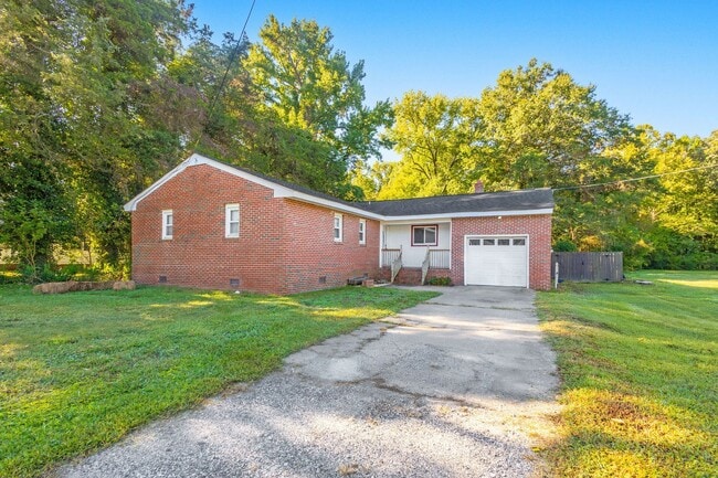 Primary Photo - 4 Bed 2 Bath Home for Rent !
