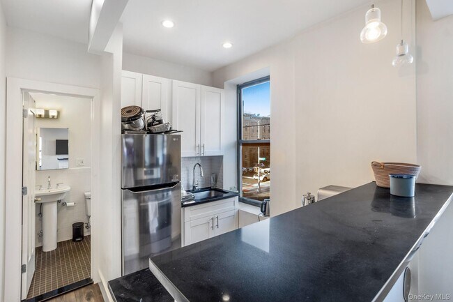 Building Photo - 16-84 Woodbine St