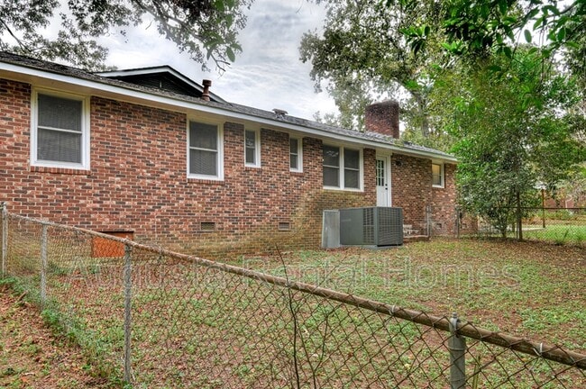 Building Photo - 323 Pineview Dr