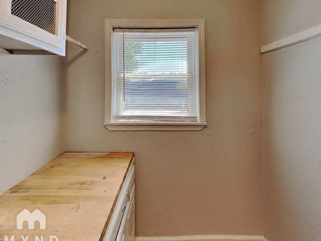 Building Photo - 3816 Walnut Dr