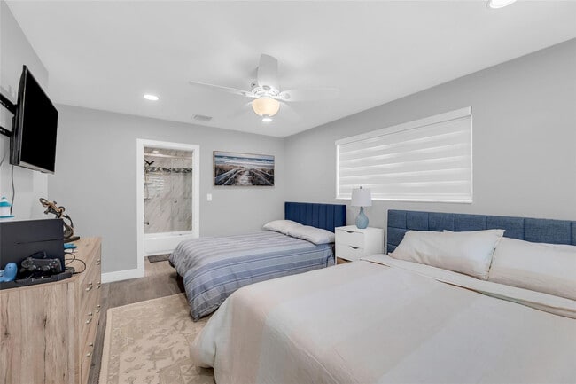 Building Photo - 2005 N Riverside Dr