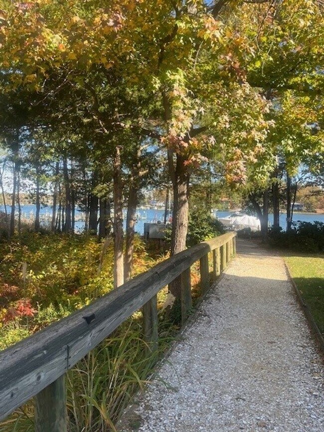 Building Photo - Gorgeous home with boat slip and water views