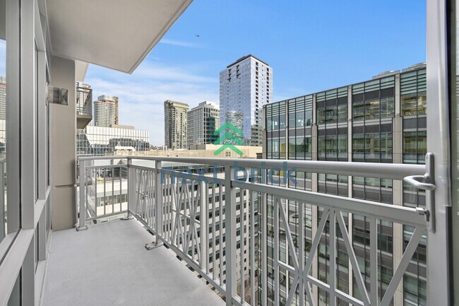 Building Photo - 1 Bedroom | 1 Bathroom | Southeast-Facing High-Floor Condo in Denny Triangle