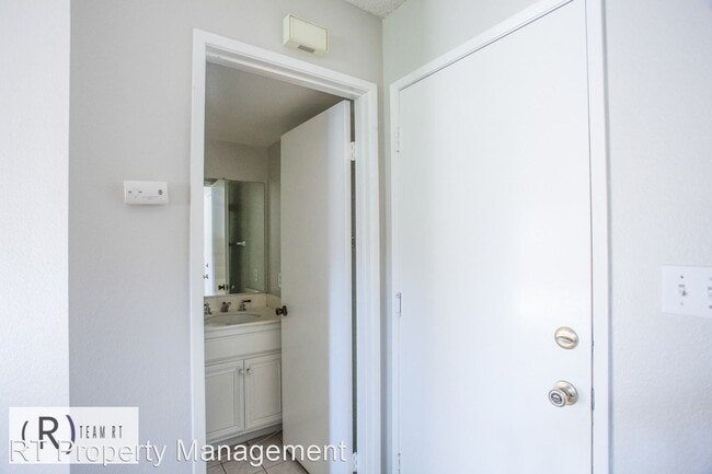 Building Photo - 2 br, 2.5 bath House - Cedar Pointe