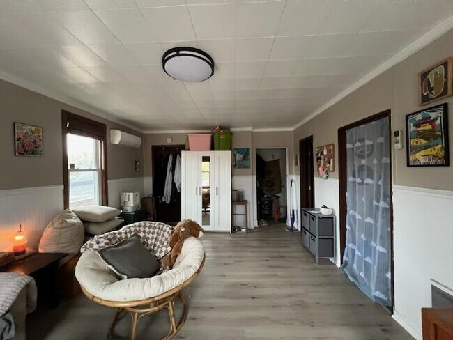 Building Photo - 915 W 5th St