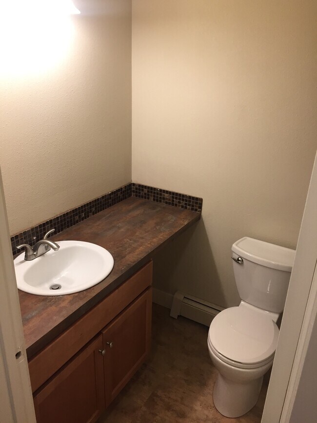 Building Photo - Updated 2 Bedroom Townhome for Rent in Loveland: Shared Garage, Patio, Washer/Dryer Hookups