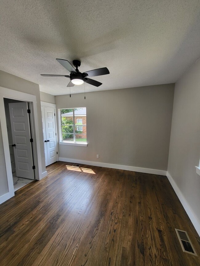 Building Photo - PRELEASING - June 2026 - (3) Bed/(2) Bath ...