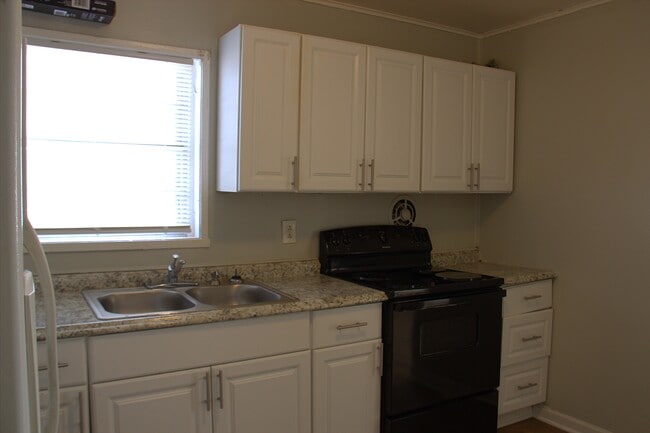 Building Photo - 1709 Oakwood Ave NE