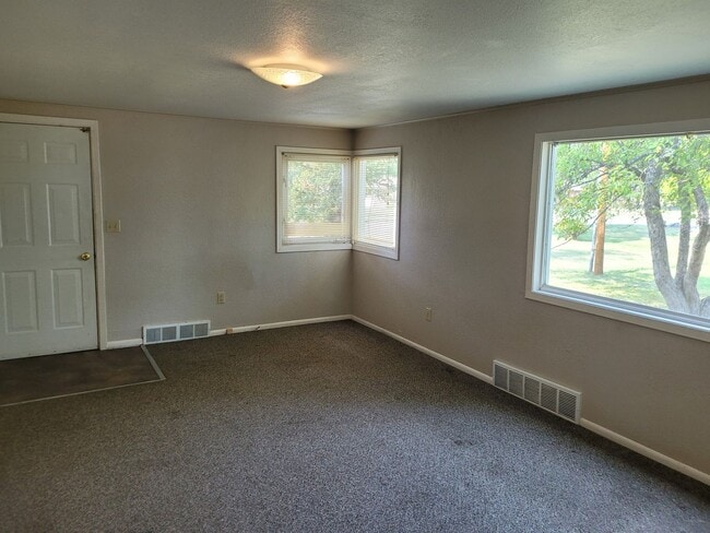 Building Photo - Great 3 bedroom, 2 bath home