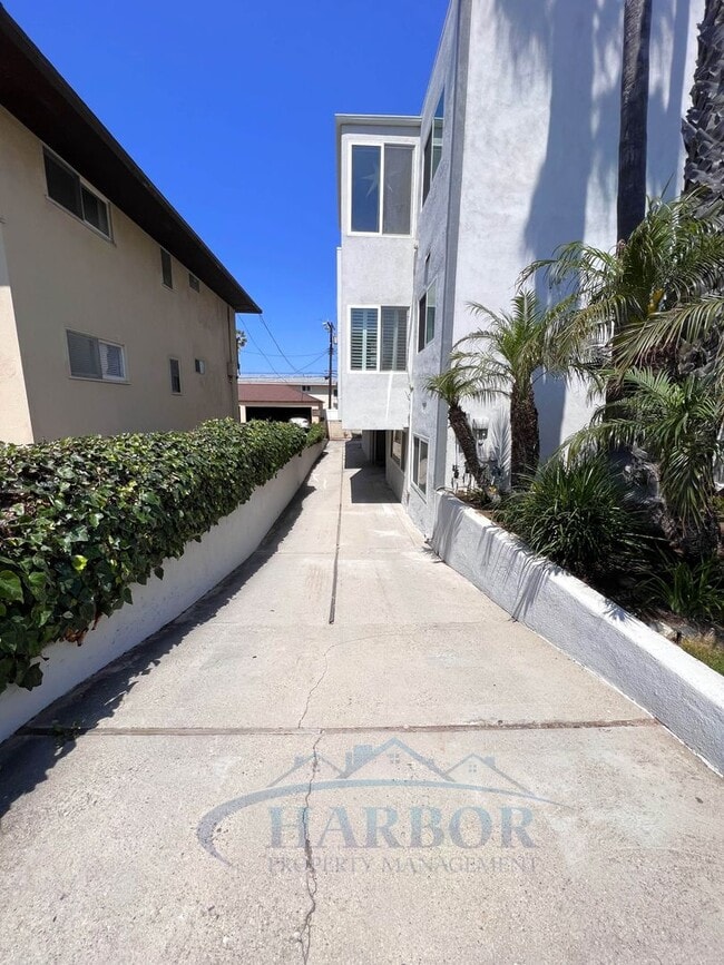 Building Photo - Beachside Charm – 2 Bed, 2 Bath.