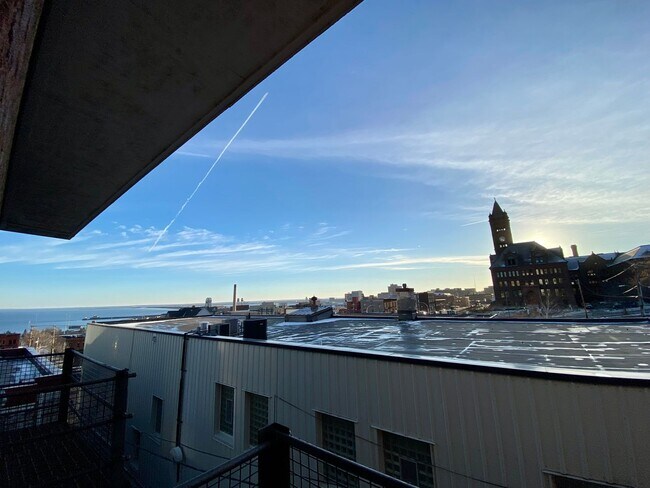 Building Photo - Available August 1st - 2 Bed 1 Bath, Bonus...