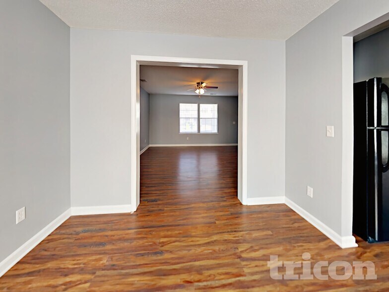 Building Photo - 410 Fox Trot Dr