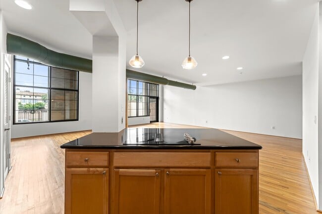 Building Photo - 1005 S Shepherd Dr