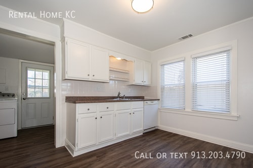 Building Photo - 8033 Robinson-