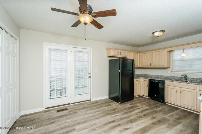 Building Photo - 651 Oak Grove Blvd