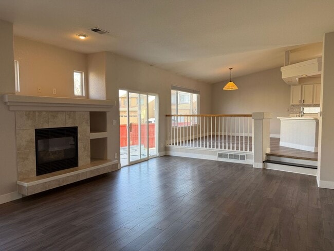 Building Photo - Spacious and Bright 3BD Home in Denver - Available Now