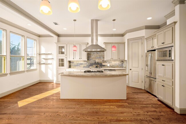 Building Photo - 1655 Castle Ct