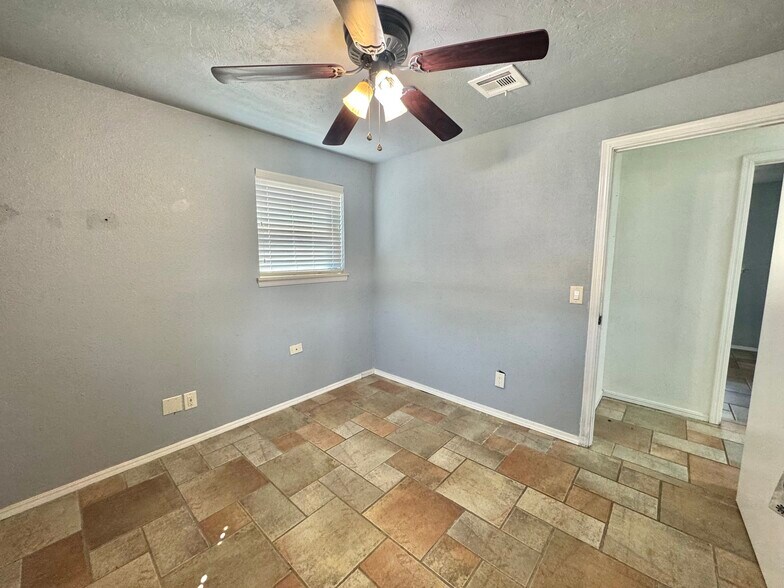 Building Photo - 4200 SE 54th St