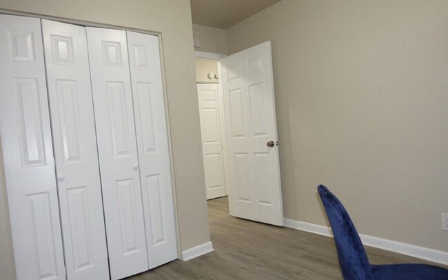 Building Photo - 667 E Clarion Dr