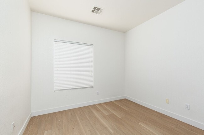 Building Photo - Great 5 Bedroom Home in Summerlin