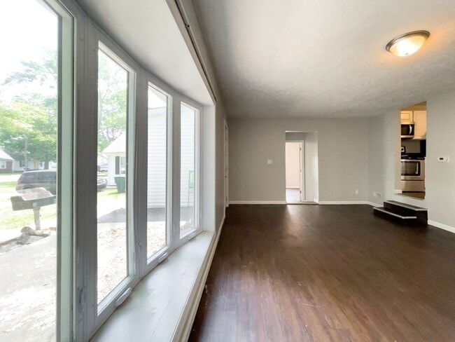 Building Photo - PRELEASING for AUGUST! Close to Campus: In-Unit Washer and Dryer