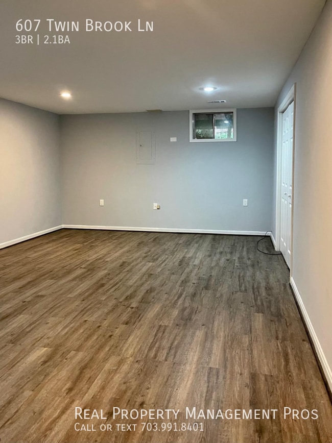 Building Photo - 607 Twin Brook Ln