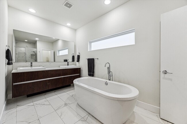 Building Photo - 2204 Cortijo Pl