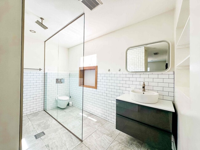 Building Photo - 1540 Lake Howard Dr