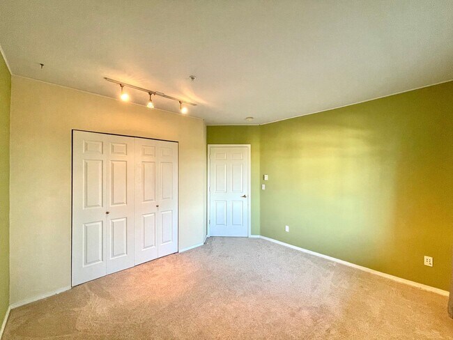Building Photo - Spacious Top-Floor 3-Bedroom Condo