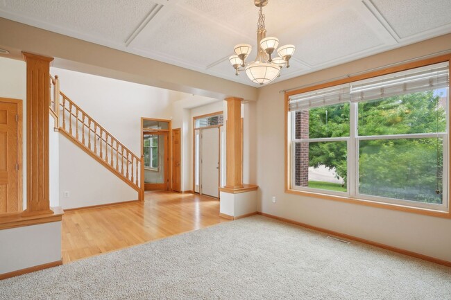 Building Photo - Gorgeous Single Family Home - June 1st Mov...