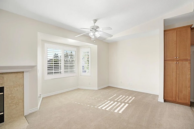 Building Photo - Unit 28E