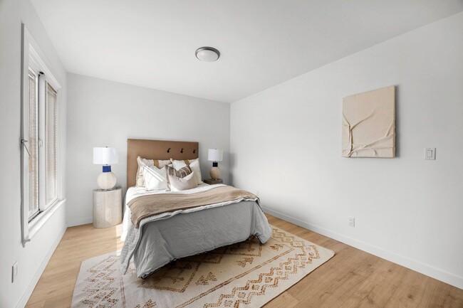 Building Photo - 1510 W 52nd St