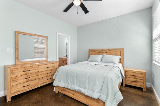 Building Photo - Fully Furnished 2-Bedroom, 2-Bathroom Duplex in Waco