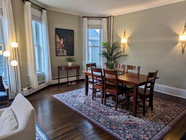 Building Photo - Stunning 3 bedroom main floor unit in prime Saint Paul location.