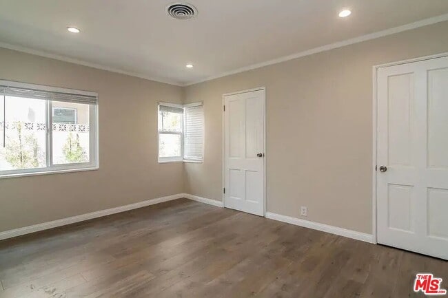 Building Photo - 539 S Parish Pl