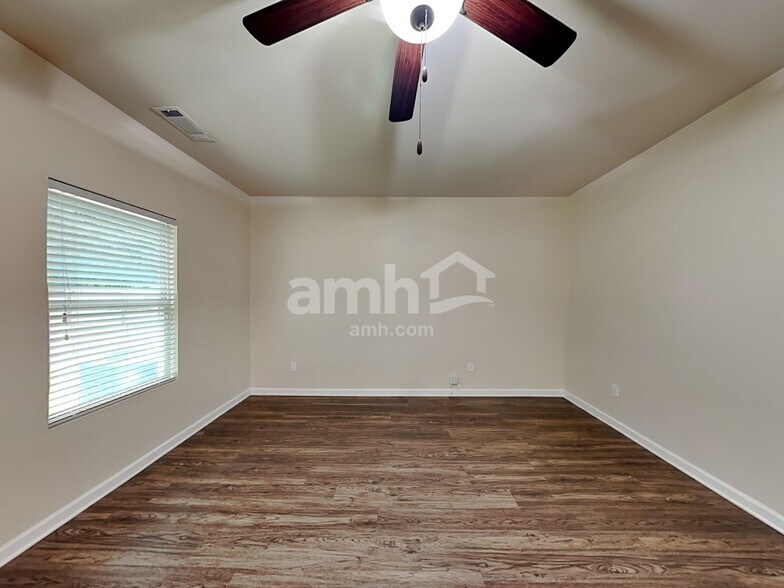 Building Photo - 3525 Mica Cir SE