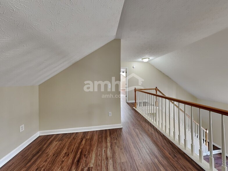 Building Photo - 227 Starlyn Dr