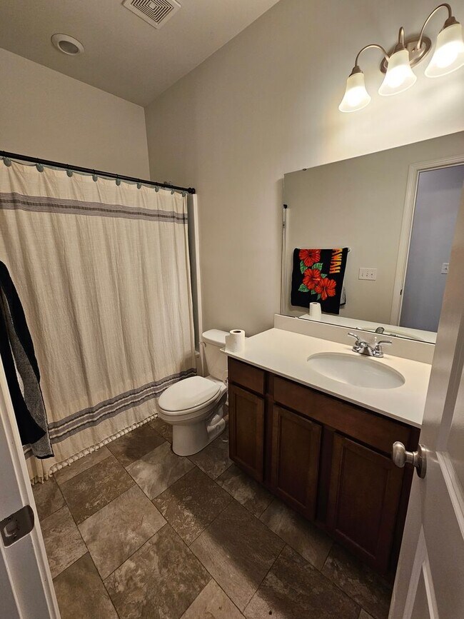 Building Photo - Gorgeous Goose Creek Home!