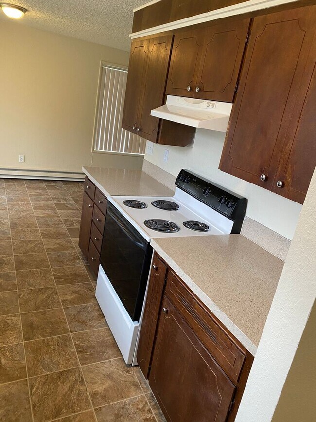 Building Photo - (473) Walnut Duplex - 2 Bedroom / 1 Bathroom - Updated