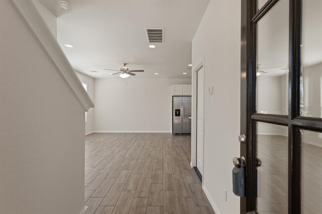 Building Photo - 700 W 6th St