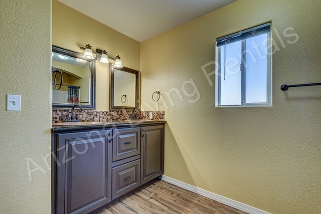 Building Photo - SOUTHSIDE HOME WITH LARGE FENCED BACKYARD