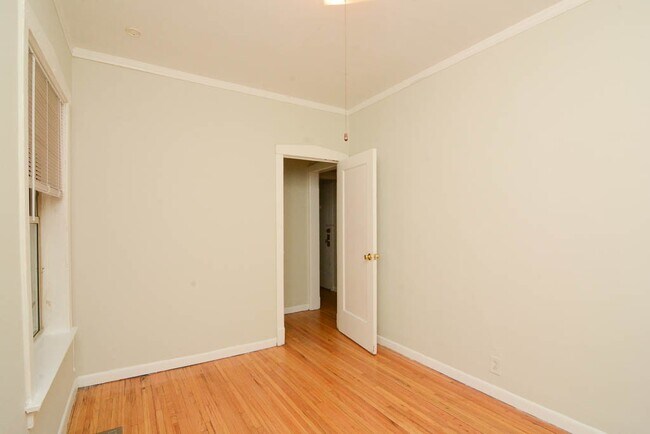 Building Photo - 629.5 W Barry Ave