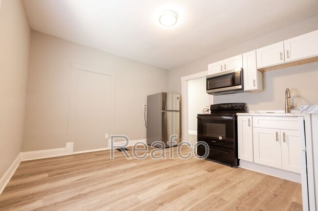 Building Photo - 358 1/2 Saint Clair Ave
