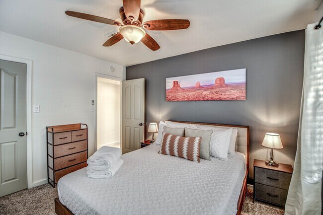 Building Photo - 2 Bd 2 Ba + Guest House with Fully Furnish...