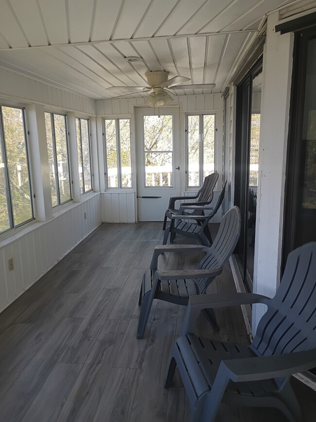 Building Photo - 111 S Oak Ct