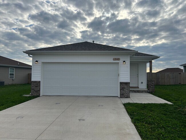 Primary Photo - 3 bedroom home with fenced in back yard!