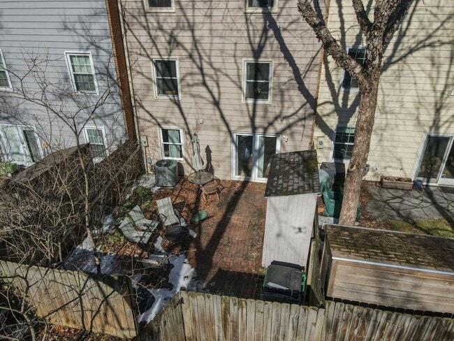 Building Photo - Charming 4 Bed 3.5 Bath Townhome