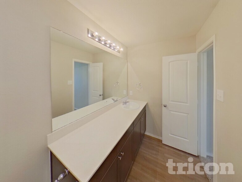 Building Photo - 746 Bayonet St