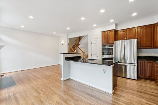 Building Photo - Beautiful 3-level colonial-style town home...